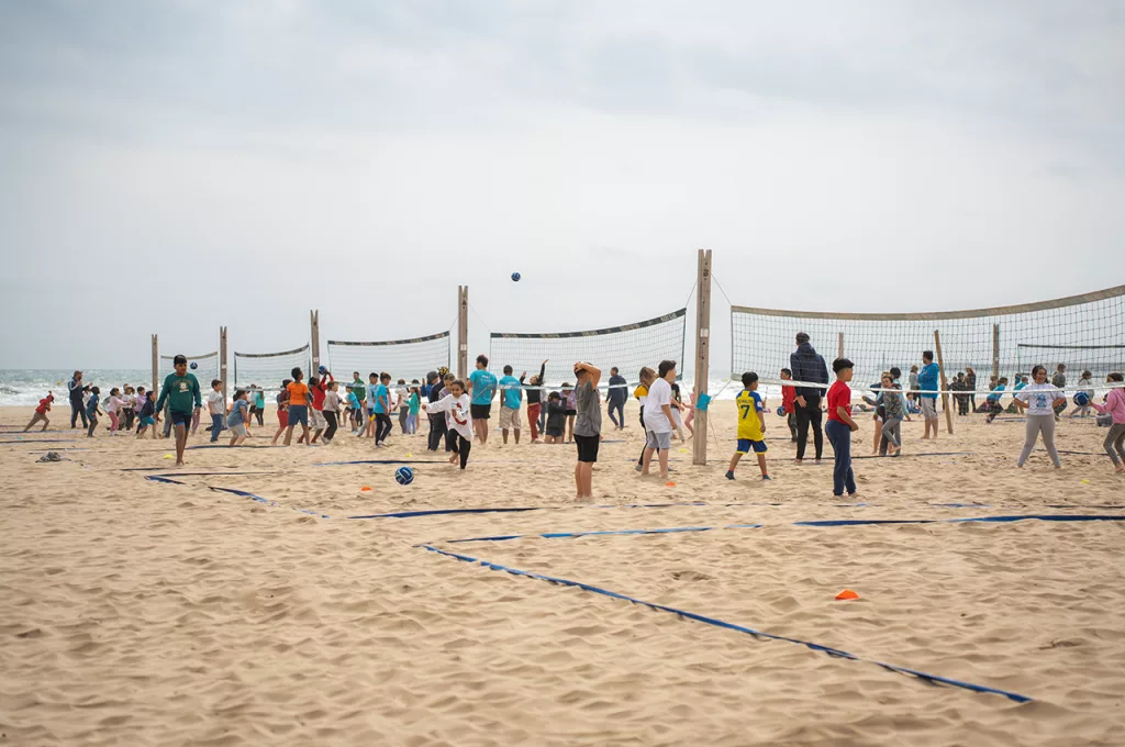 Deportistas jugando al voleibol en la playa del Cabanyal